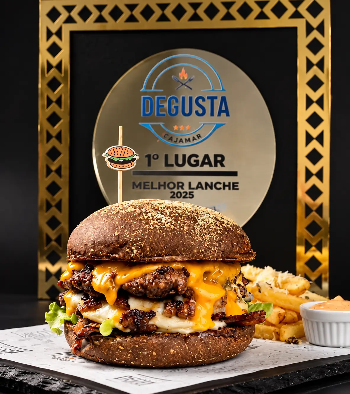 Troféu do Degusta Cajamar ao lado de hambúrguer da Mil Grau Burguer